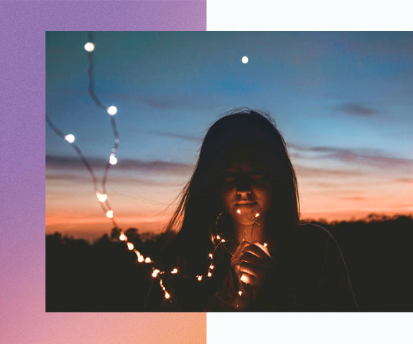 jeune femme éclairée par une guirlande de lumières, illustrant l'histoire de Déjà Demain